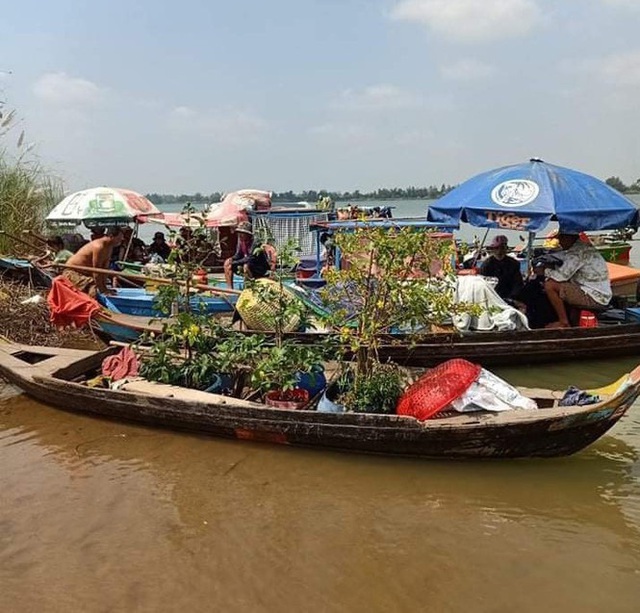 Ngăn chặn 35 người từ Campuchia vượt sông nhập cảnh trái phép - Ảnh 3.
