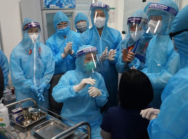 Những người đầu tiên ở Việt Nam tiêm vaccine COVID-19 - Ảnh 6.
