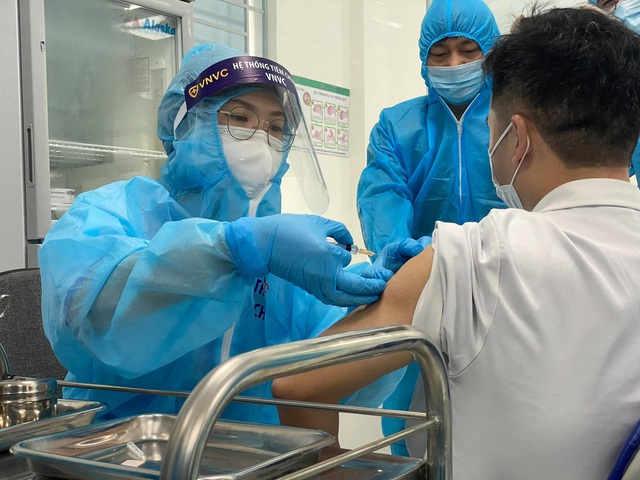 Ngày đầu chiến dịch, 377 cán bộ, nhân viên y tế được tiêm vaccine COVID-19 an toàn - Ảnh 3.