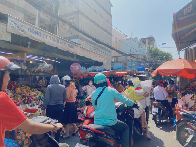 TP.HCM: Chợ hoa Hồ Thị Kỷ tấp nập người mua hoa ngày Quốc tế Phụ nữ - Ảnh 1.