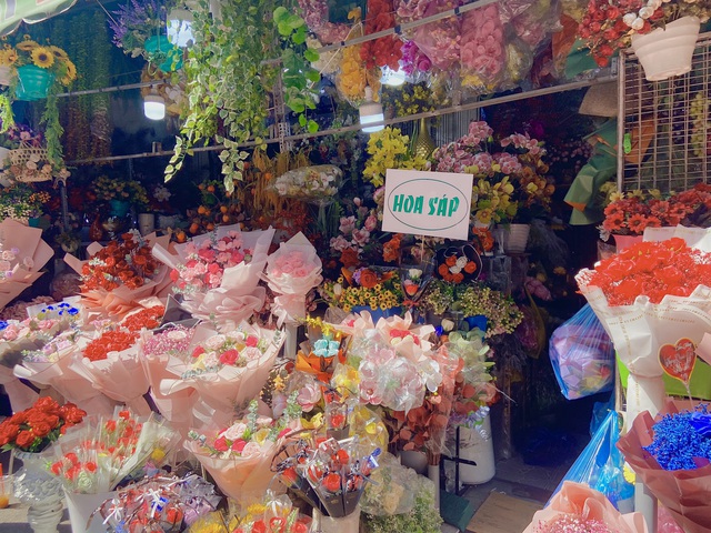 TP.HCM: Chợ hoa Hồ Thị Kỷ tấp nập người mua hoa ngày Quốc tế Phụ nữ - Ảnh 4.