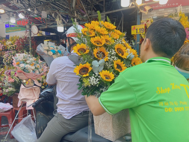 TP.HCM: Chợ hoa Hồ Thị Kỷ tấp nập người mua hoa ngày Quốc tế Phụ nữ - Ảnh 6.