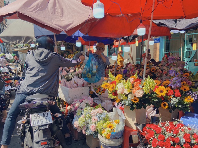 TP.HCM: Chợ hoa Hồ Thị Kỷ tấp nập người mua hoa ngày Quốc tế Phụ nữ - Ảnh 7.