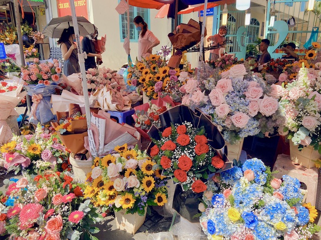TP.HCM: Chợ hoa Hồ Thị Kỷ tấp nập người mua hoa ngày Quốc tế Phụ nữ - Ảnh 5.