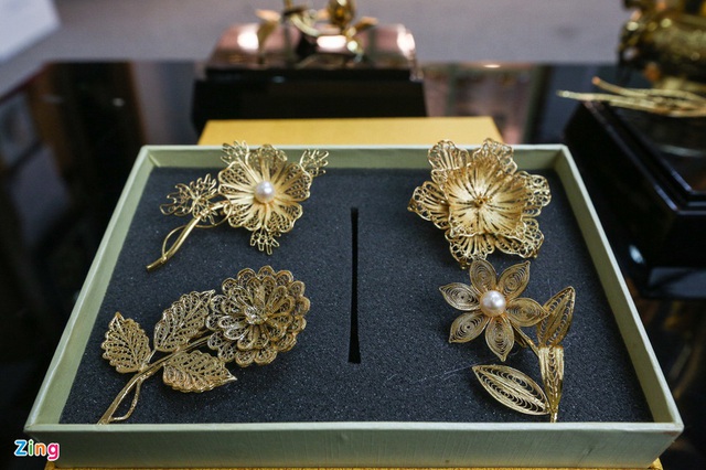 Hoa mạ vàng tiền triệu ngập tràn thị trường quà tặng ngày 8/3 - Ảnh 3.