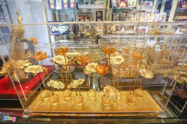 Hoa mạ vàng tiền triệu ngập tràn thị trường quà tặng ngày 8/3 - Ảnh 6.