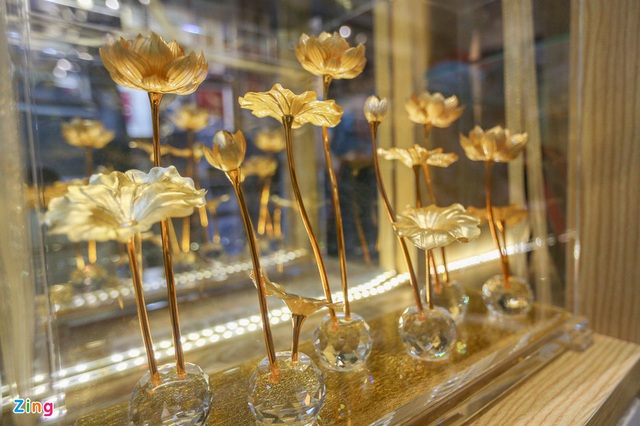 Hoa mạ vàng tiền triệu ngập tràn thị trường quà tặng ngày 8/3 - Ảnh 8.