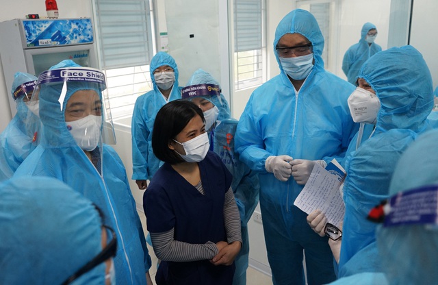 Giây phút đặc biệt của nữ điều dưỡng được tiêm vaccine COVID-19 đầu tiên ở Hà Nội - Ảnh 13.
