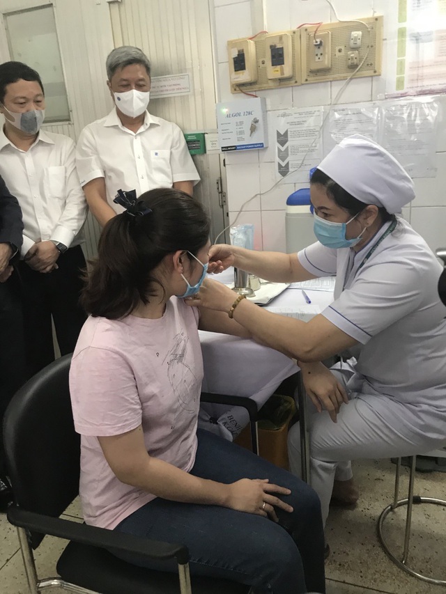 TP.HCM: Cận cảnh nữ bác sĩ nhiều lần hoãn cưới được tiêm phòng vaccine COVID-19 - Ảnh 13.