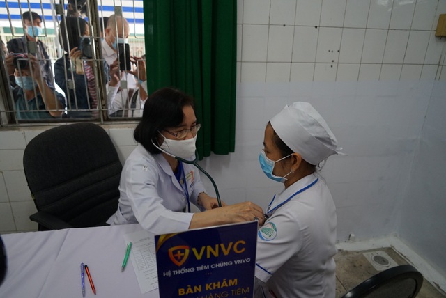 TP.HCM: Cận cảnh nữ bác sĩ nhiều lần hoãn cưới được tiêm phòng vaccine COVID-19 - Ảnh 11.