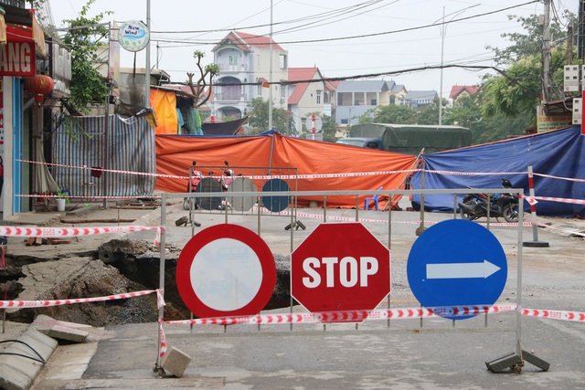 “Hố tử thần” ở Hà Nội tiếp tục lan rộng, nhiều hộ dân phải di dời khẩn cấp - Ảnh 2.
