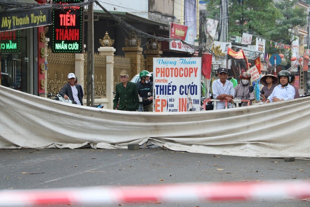 “Hố tử thần” ở Hà Nội tiếp tục lan rộng, nhiều hộ dân phải di dời khẩn cấp - Ảnh 3.