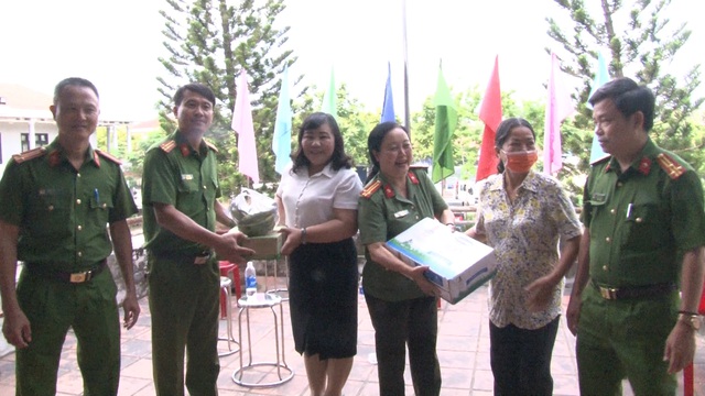 Người dân mang đồ ăn, nước uống cho công an thức đêm làm căn cước công dân gắn chip - Ảnh 5.