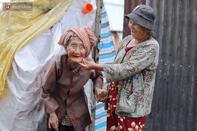 Về miền Tây nghe cụ Út hài hước kể chuyện một đời lo chữ hiếu: Tui đợi má mất thì sẽ lấy chồng, dè đâu má thọ 100 tuổi” - Ảnh 1.