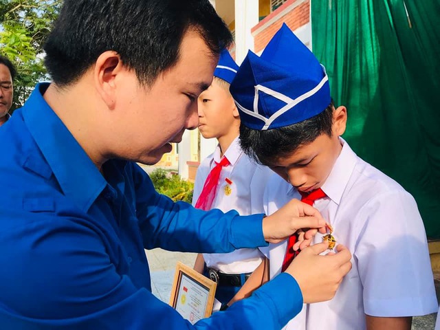 Trao tặng Huy hiệu “Tuổi trẻ dũng cảm” cho học sinh Quảng Trị cứu người đuối nước - Ảnh 1.