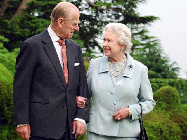 Bức ảnh Một lần gặp gỡ, trọn đời bên nhau của Nữ hoàng Anh và Hoàng tế Philip được lan truyền trên mạng, chỉ một ánh mắt đã nói lên tất cả - Ảnh 4.