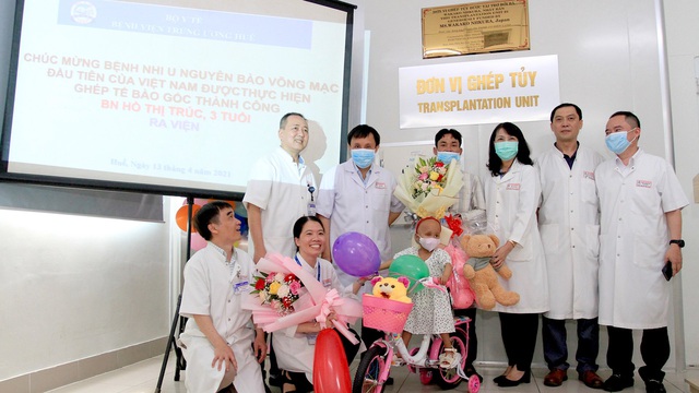 Bệnh nhi đầu tiên ở Việt Nam bị u nguyên bào võng mạc được ghép tế bào gốc thành công - Ảnh 2.