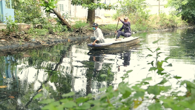  Người đàn ông U70 hàng ngày làm việc bao đồng trên con rạch đen ngòm - Ảnh 1.