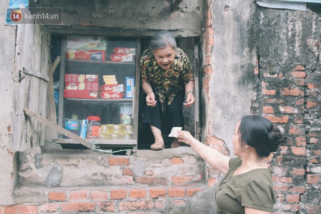 Có một cửa tiệm 60 năm của bà trùm tạp hóa ở Hà Nội khiến ai đi qua cũng nhớ về tuổi thơ - Ảnh 11.