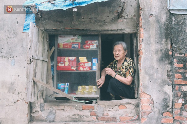 Có một cửa tiệm 60 năm của bà trùm tạp hóa ở Hà Nội khiến ai đi qua cũng nhớ về tuổi thơ - Ảnh 12.