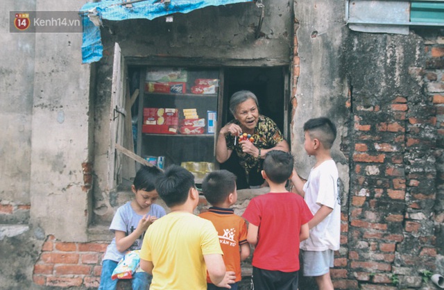 Có một cửa tiệm 60 năm của bà trùm tạp hóa ở Hà Nội khiến ai đi qua cũng nhớ về tuổi thơ - Ảnh 3.