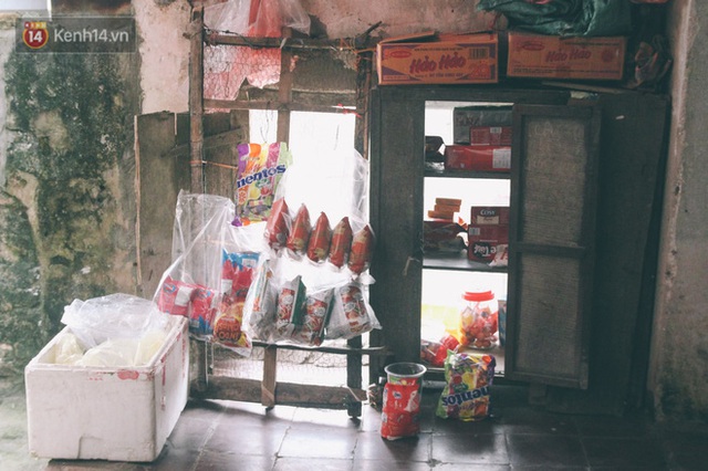 Có một cửa tiệm 60 năm của bà trùm tạp hóa ở Hà Nội khiến ai đi qua cũng nhớ về tuổi thơ - Ảnh 5.