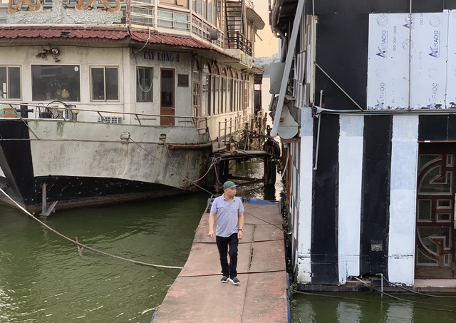 Hà Nội: Đột nhập nghĩa địa du thuyền, nhà hàng nổi tiền tỷ trên hồ Tây - Ảnh 8.