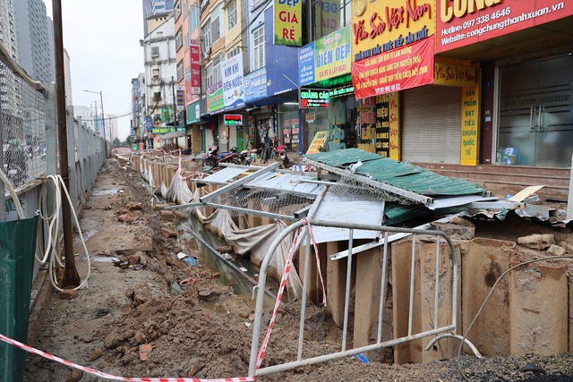 Tiểu thương Hà Nội “đau đầu” vì hầm chui Lê Văn Lương - Khuất Duy Tiến - Ảnh 1.