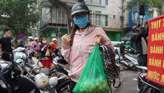 Người dân Thủ đô xếp hàng từ 5h sáng mua bánh trôi, bánh chay Tết Hàn Thực - Ảnh 11.