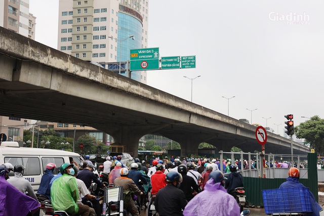 Nút giao Lê Văn Lương – Tố Hữu ùn tắc kéo dài do nhà thầu thi công hầm chui sai thiết kế - Ảnh 2.