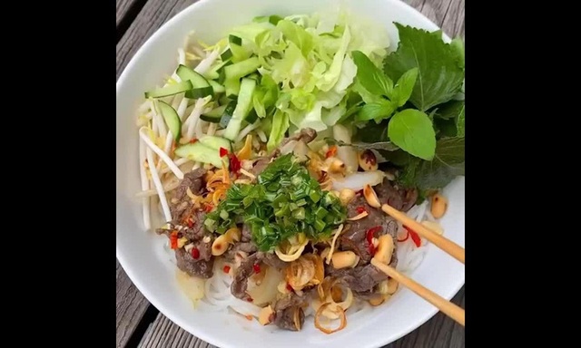 Cách nấu bún bò Nam bộ của Tăng Thanh Hà - Ảnh 2.