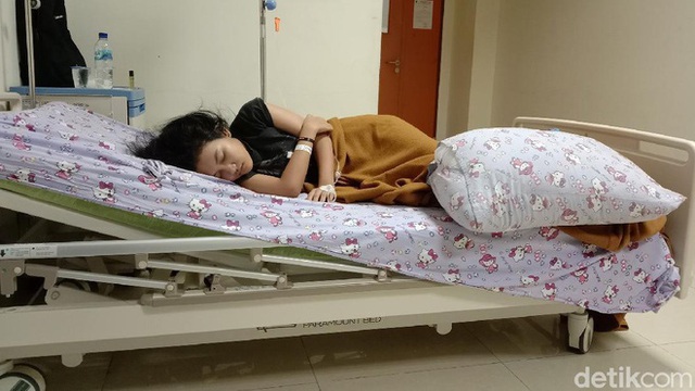 Cô gái Indonesia mắc hội chứng hiếm, có thể ngủ liền 13 ngày - Ảnh 2.