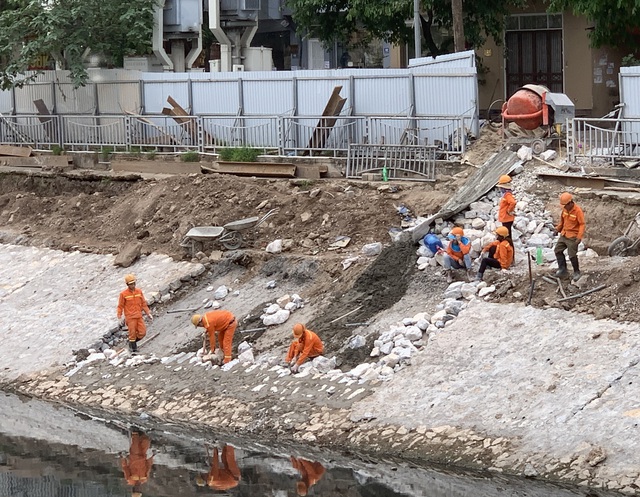 Hà Nội: Gấp rút thi công cống ngầm gom nước thải giải cứu sông Tô Lịch - Ảnh 4.