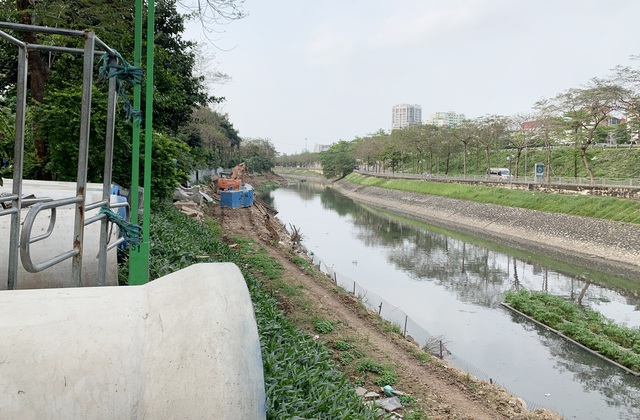 Hà Nội: Gấp rút thi công cống ngầm gom nước thải giải cứu sông Tô Lịch - Ảnh 2.