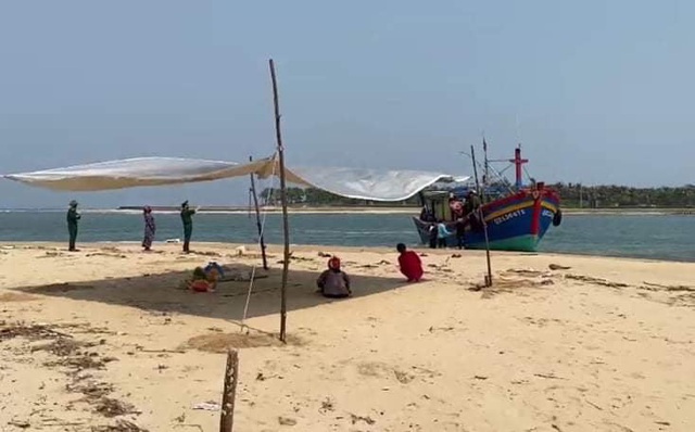 Tìm thấy thi thể ngư dân Quảng Bình mất tích trên biển - Ảnh 1.