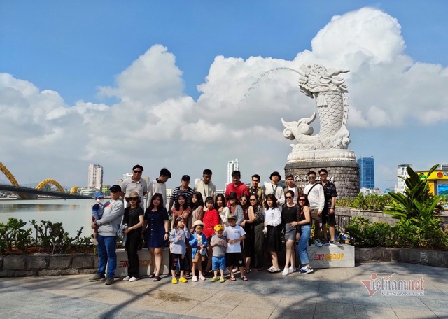 Gi&aacute; rẻ hiếm c&oacute;, kh&aacute;ch tranh thủ đi chơi trước kỳ nghỉ 30/4-1/5 - Ảnh 1.