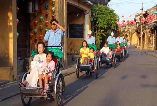 Gi&aacute; rẻ hiếm c&oacute;, kh&aacute;ch tranh thủ đi chơi trước kỳ nghỉ 30/4-1/5 - Ảnh 3.