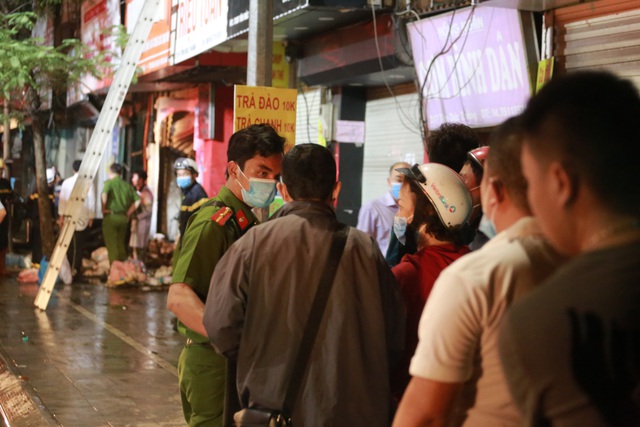Gần 10 tiếng đưa 4 nạn nhân tử vong ra khỏi hiện trường vụ cháy cửa hàng ở Hà Nội - Ảnh 4.