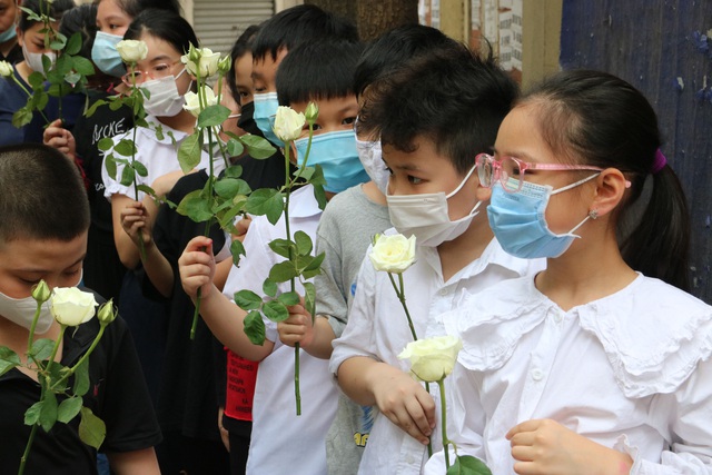 Bạn học mang hoa hồng trắng tiễn biệt bé gái 10 tuổi tử vong trong vụ cháy kinh hoàng ở Hà Nội - Ảnh 6.