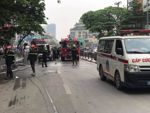Cháy cửa hàng ở Hà Nội: 4 người chết, tiếp tục tìm người mắc kẹt - Ảnh 1.