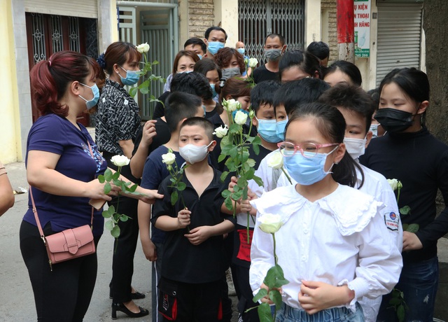 Bạn học mang hoa hồng trắng tiễn biệt bé gái 10 tuổi tử vong trong vụ cháy kinh hoàng ở Hà Nội - Ảnh 7.