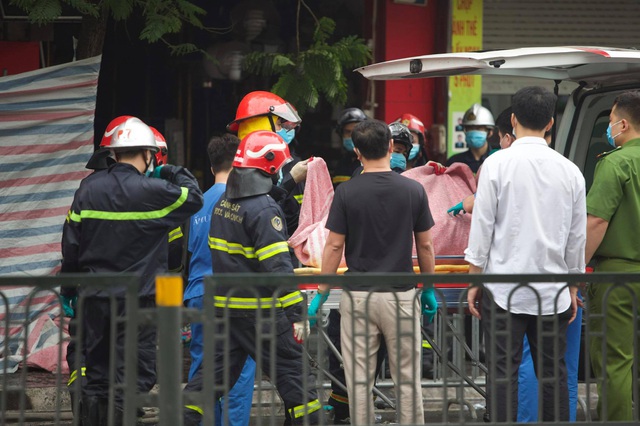 Cháy cửa hàng ở Hà Nội: 4 người chết, tiếp tục tìm người mắc kẹt - Ảnh 3.