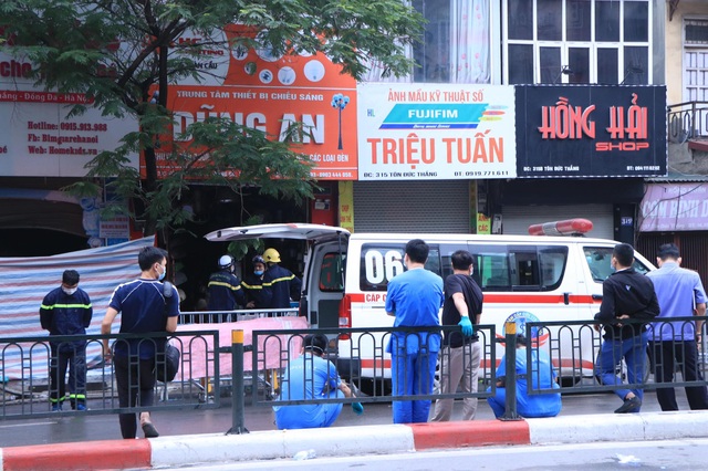 Cháy cửa hàng ở Hà Nội: 4 người chết, tiếp tục tìm người mắc kẹt - Ảnh 2.