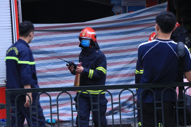 Cháy cửa hàng ở Hà Nội: 4 người chết, tiếp tục tìm người mắc kẹt - Ảnh 4.