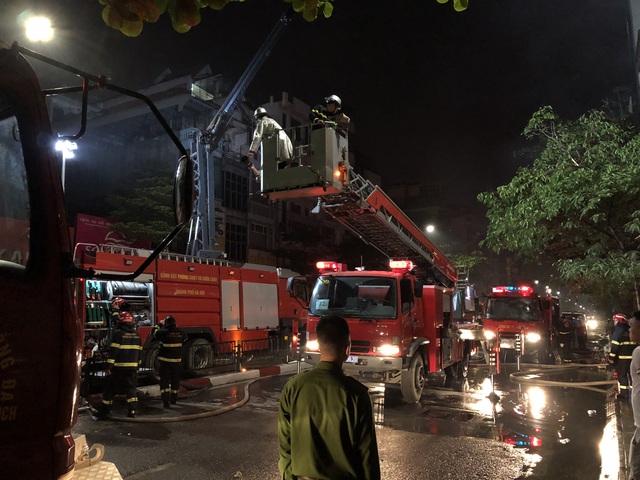 Nhân chứng vụ cháy khiến 4 người chết ở Hà Nội kể lại cảnh tượng kinh hoàng trong đêm: Mọi người hô hoán bỏ chạy, tôi chỉ kịp đưa mẹ già ra khỏi nhà - Ảnh 3.
