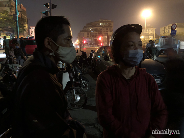 Nhân chứng vụ cháy khiến 4 người chết ở Hà Nội kể lại cảnh tượng kinh hoàng trong đêm: Mọi người hô hoán bỏ chạy, tôi chỉ kịp đưa mẹ già ra khỏi nhà - Ảnh 4.