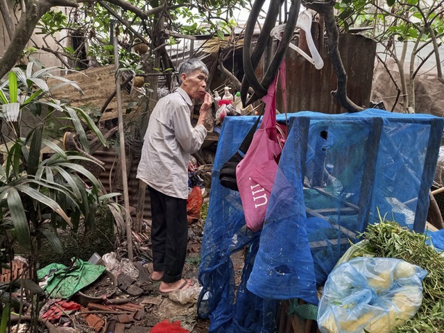 Cận cảnh căn nhà cấp bốn bị rác bủa vây của nữ lao công bị sát hại thương tâm - Ảnh 8.