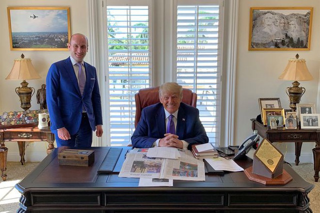 Vật đáng chú ý trên bàn làm việc mới của ông Trump - Ảnh 2.