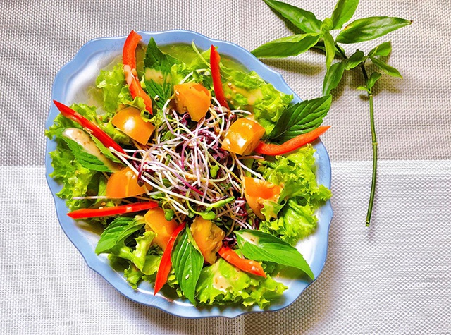 Salad rau mầm sốt mè rang tự làm - Ảnh 2.