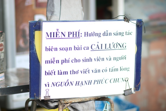 Ông lão 80 tuổi hơn nửa đời sáng tác cải lương bằng... tiếng Anh - Ảnh 5.